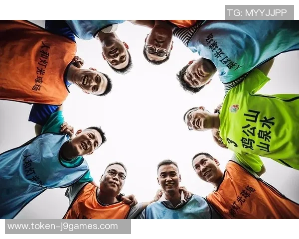 热血足球对战激情四溢团队合作展现球场魅力与友谊的较量